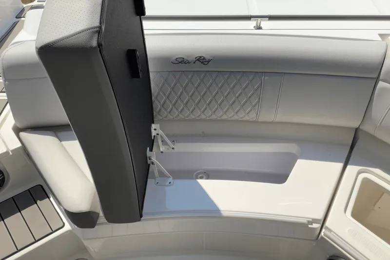 Slide: The Image of Sea Ray SLX 350 2026 - 22