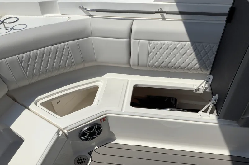 Slide: The Image of Sea Ray SLX 350 2026 - 23