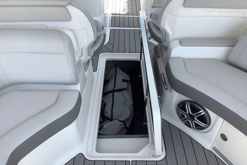 Slide: The Image of Sea Ray SLX 350 2026 - 24