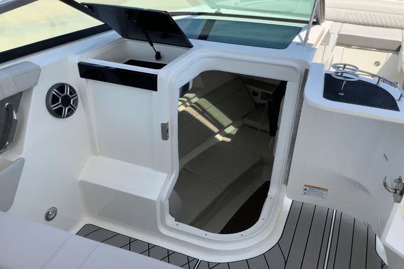 Slide: The Image of Sea Ray SLX 350 2026 - 25