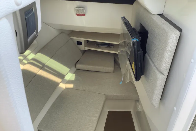 Slide: The Image of Sea Ray SLX 350 2026 - 27