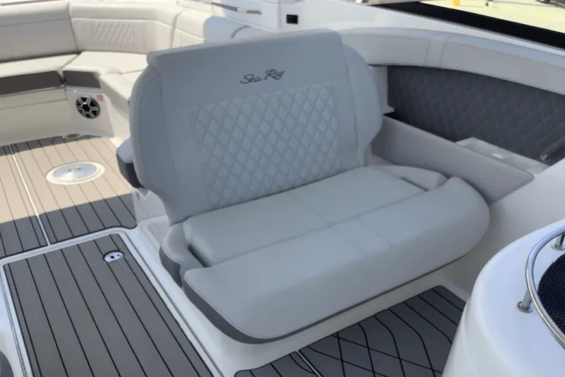 Slide: The Image of Sea Ray SLX 350 2026 - 28