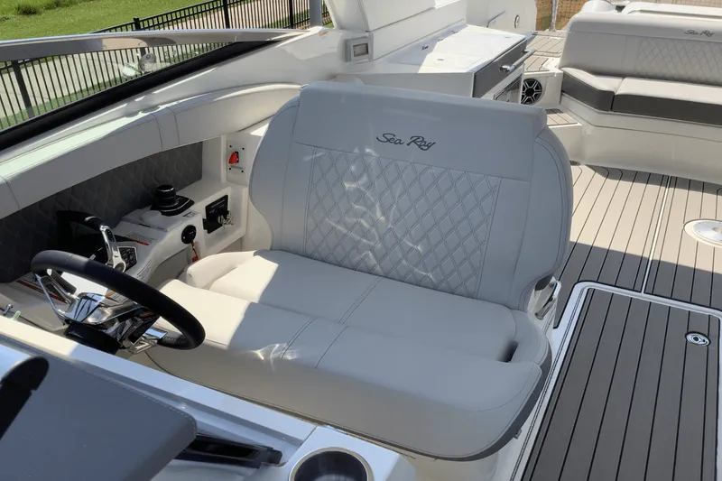 Slide: The Image of Sea Ray SLX 350 2026 - 31