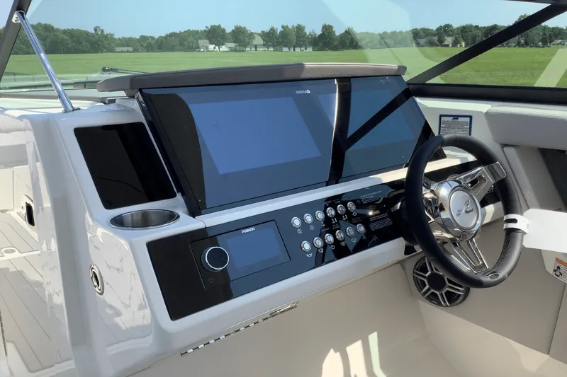 Slide: The Image of Sea Ray SLX 350 2026 - 32