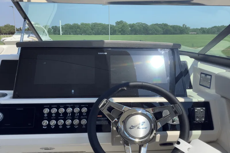 Slide: The Image of Sea Ray SLX 350 2026 - 33