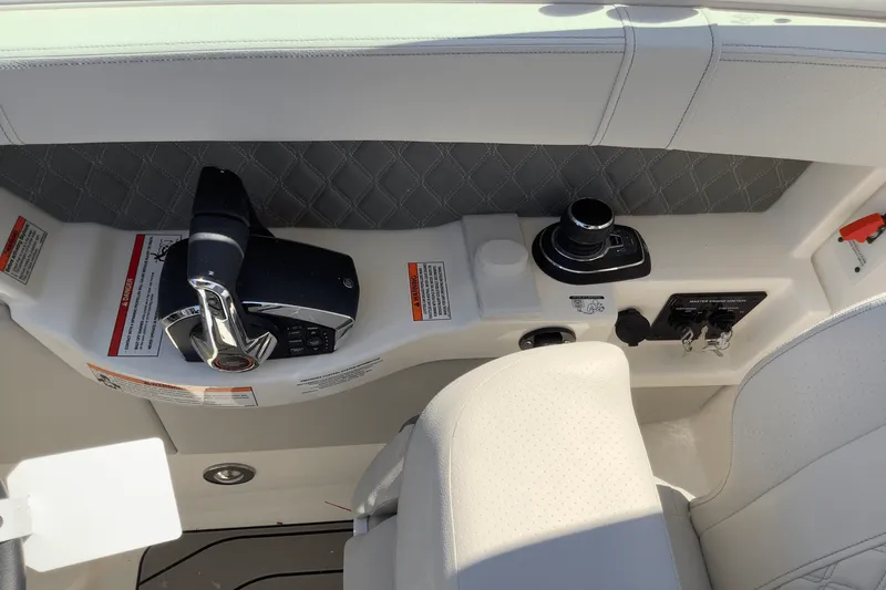 Slide: The Image of Sea Ray SLX 350 2026 - 34