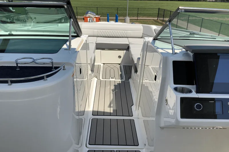 Slide: The Image of Sea Ray SLX 350 2026 - 35