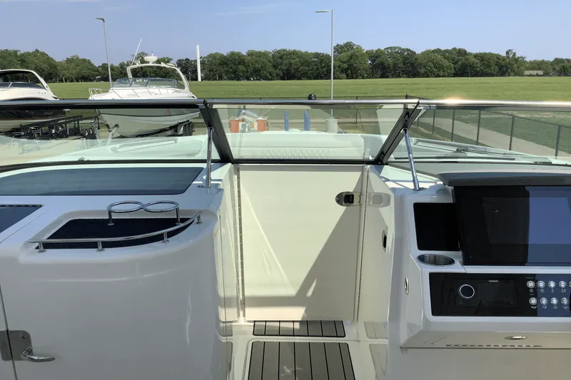 Slide: The Image of Sea Ray SLX 350 2026 - 36