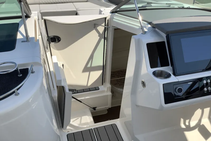 Slide: The Image of Sea Ray SLX 350 2026 - 37