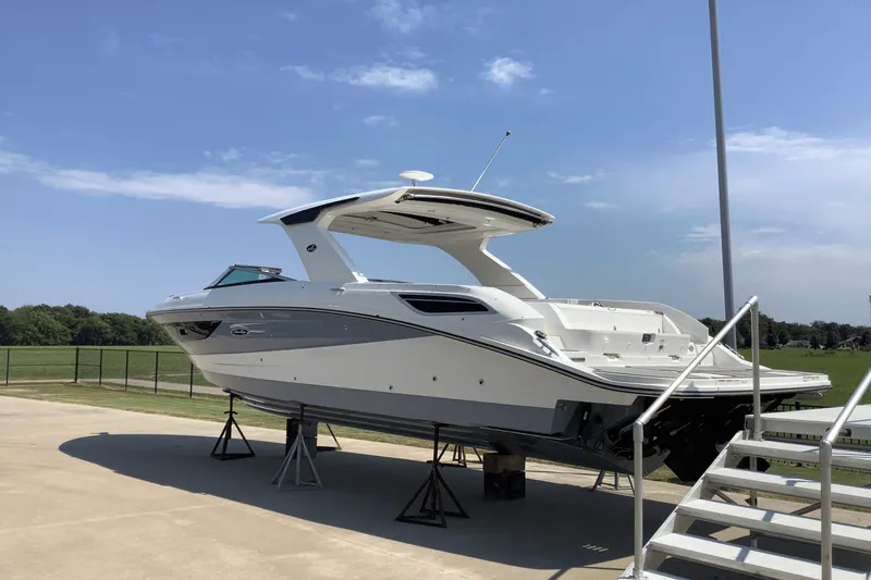 Slide: The Image of Sea Ray SLX 350 2026 - 4