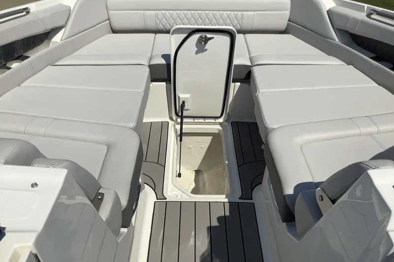 Slide: The Image of Sea Ray SLX 350 2026 - 40