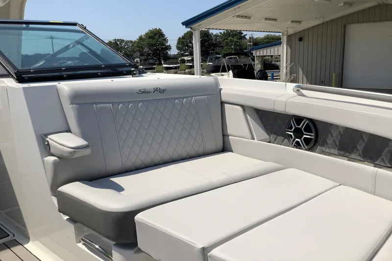 Slide: The Image of Sea Ray SLX 350 2026 - 41