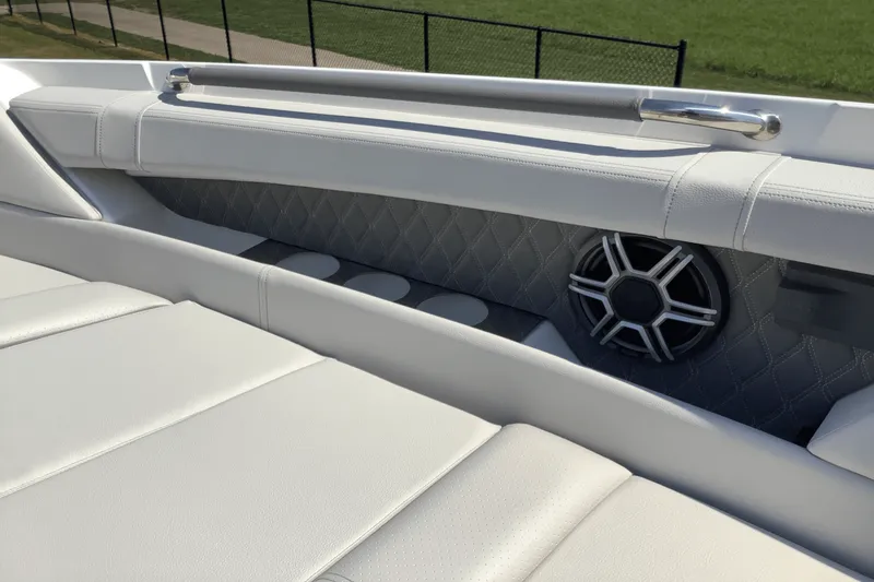 Slide: The Image of Sea Ray SLX 350 2026 - 43