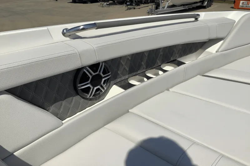 Slide: The Image of Sea Ray SLX 350 2026 - 44
