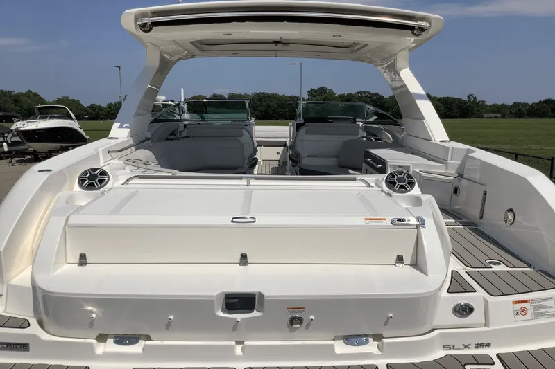 Slide: The Image of Sea Ray SLX 350 2026 - 6