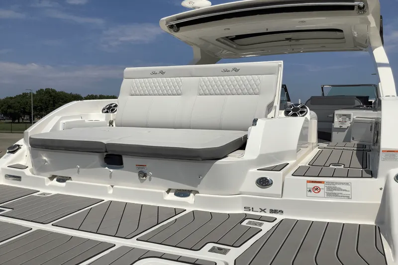 Slide: The Image of Sea Ray SLX 350 2026 - 8