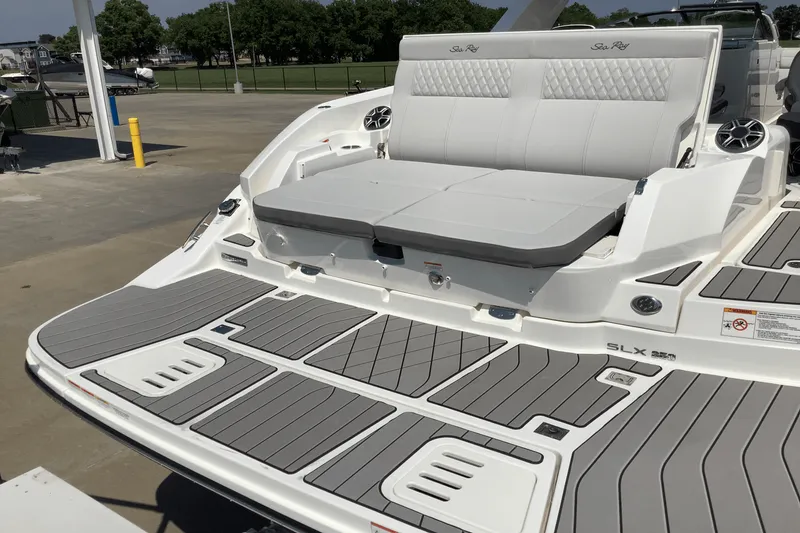 Slide: The Image of Sea Ray SLX 350 2026 - 9
