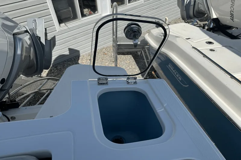 Slide: The Image of Boston Whaler 240 Vantage 2026 - 10