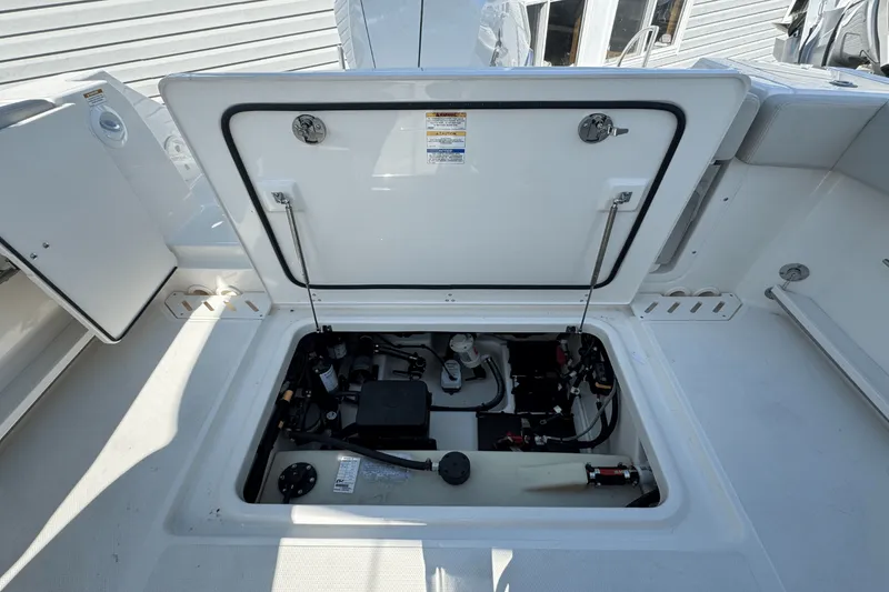 Slide: The Image of Boston Whaler 240 Vantage 2026 - 11