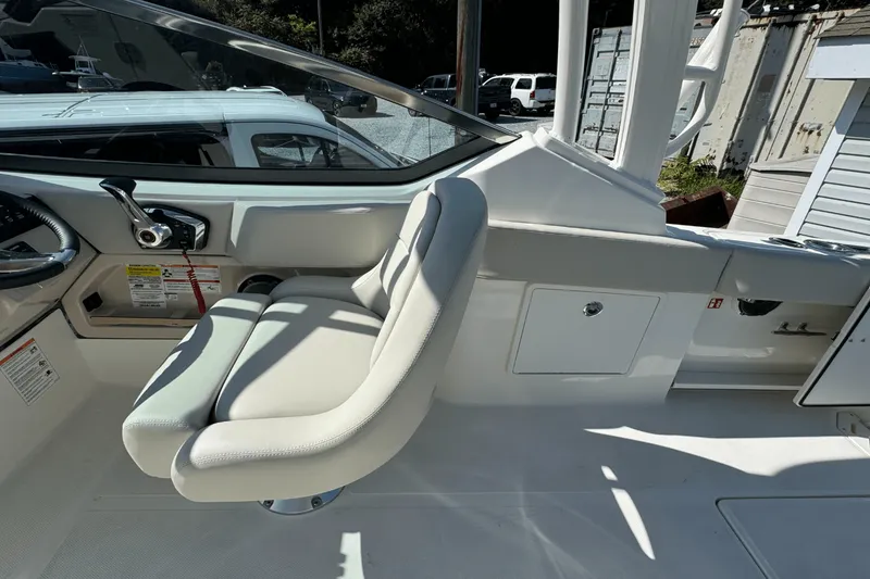 Slide: The Image of Boston Whaler 240 Vantage 2026 - 12