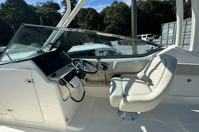 Slide: The Image of Boston Whaler 240 Vantage 2026 - 13