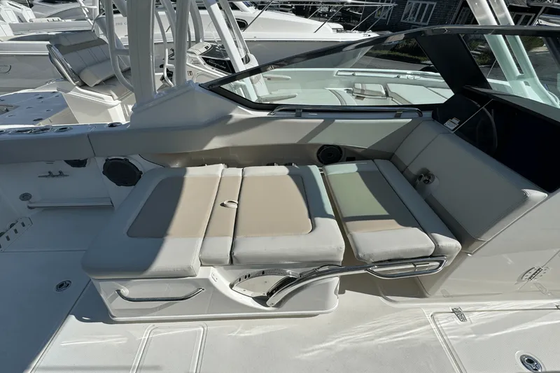 Slide: The Image of Boston Whaler 240 Vantage 2026 - 14