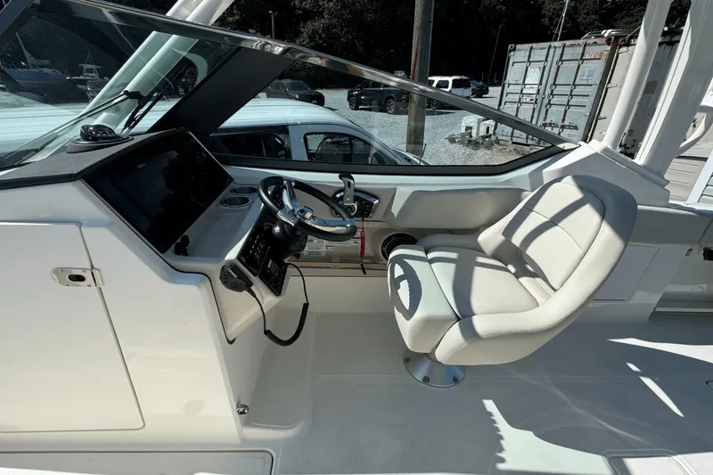 Slide: The Image of Boston Whaler 240 Vantage 2026 - 15