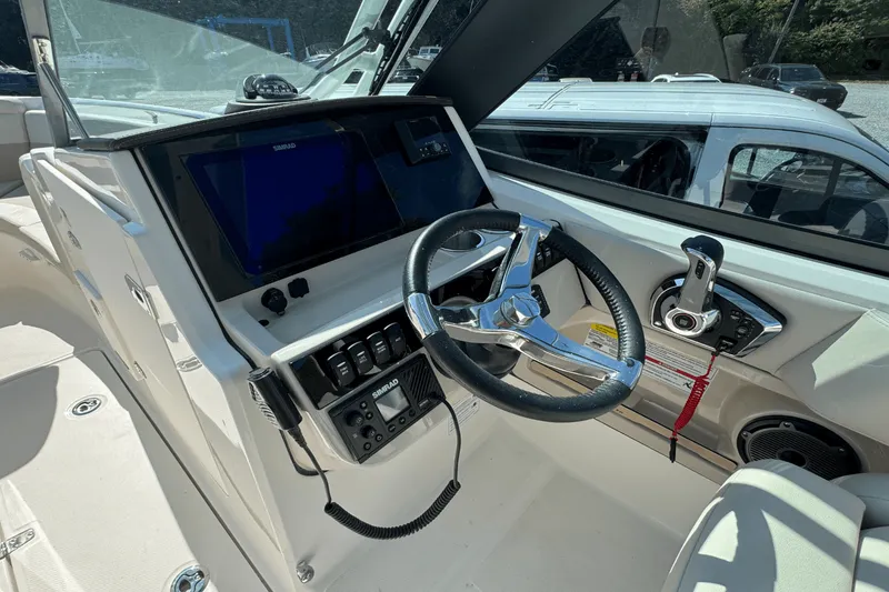 Slide: The Image of Boston Whaler 240 Vantage 2026 - 16