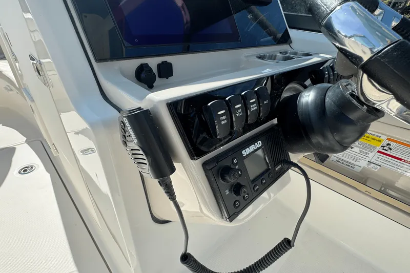 Slide: The Image of Boston Whaler 240 Vantage 2026 - 17