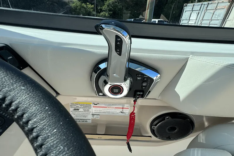 Slide: The Image of Boston Whaler 240 Vantage 2026 - 18