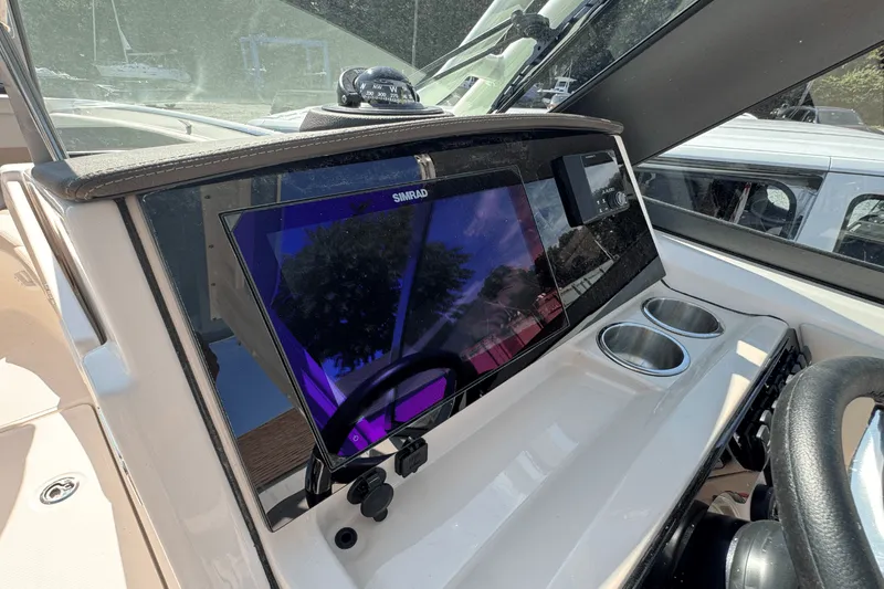 Slide: The Image of Boston Whaler 240 Vantage 2026 - 19