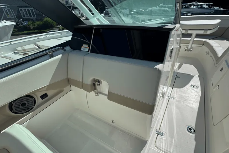 Slide: The Image of Boston Whaler 240 Vantage 2026 - 20