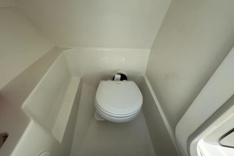 Slide: The Image of Boston Whaler 240 Vantage 2026 - 21