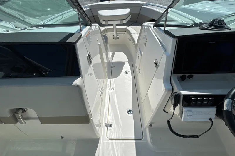 Slide: The Image of Boston Whaler 240 Vantage 2026 - 23