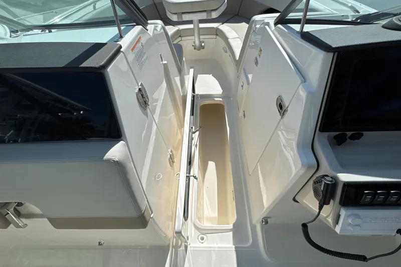 Slide: The Image of Boston Whaler 240 Vantage 2026 - 24