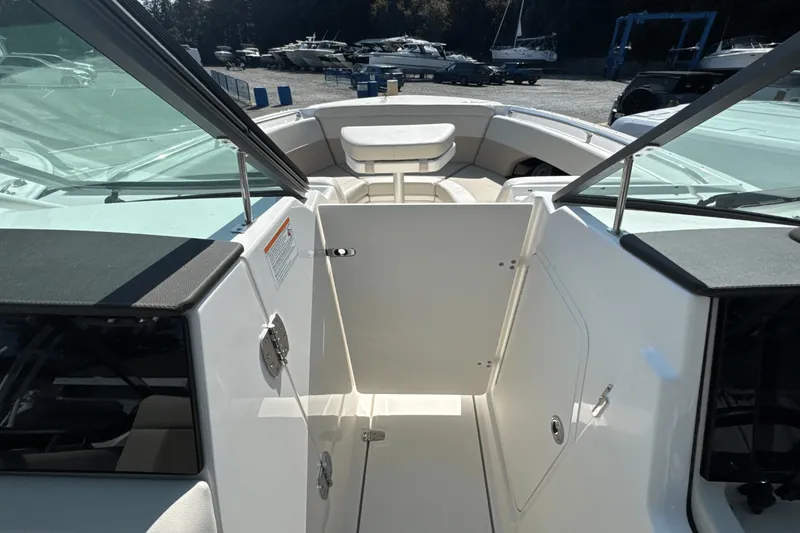 Slide: The Image of Boston Whaler 240 Vantage 2026 - 25