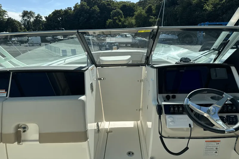Slide: The Image of Boston Whaler 240 Vantage 2026 - 26
