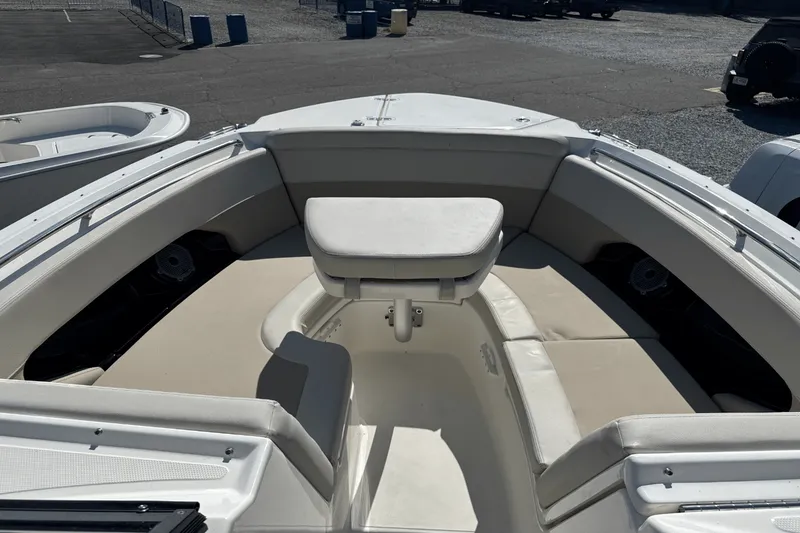Slide: The Image of Boston Whaler 240 Vantage 2026 - 27
