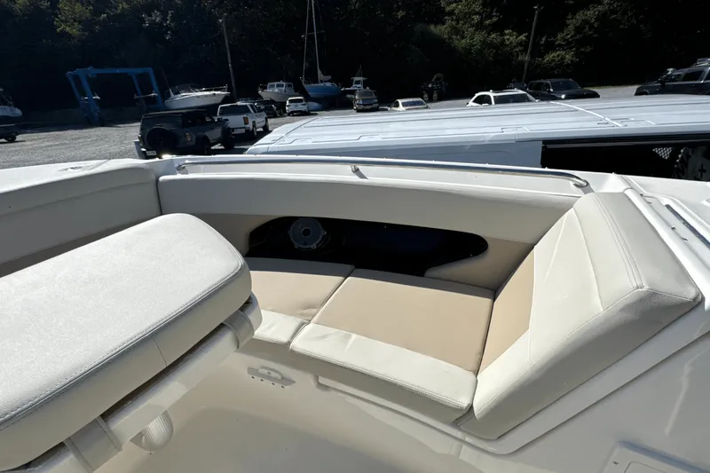 Slide: The Image of Boston Whaler 240 Vantage 2026 - 28