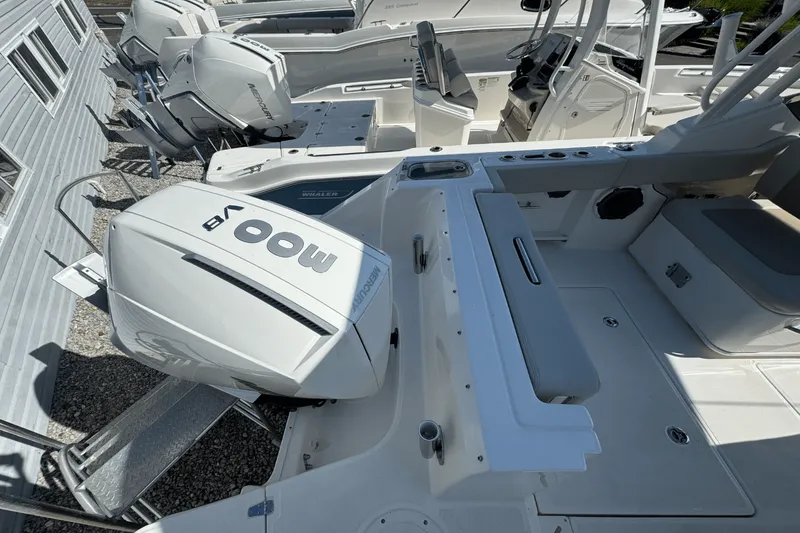 Slide: The Image of Boston Whaler 240 Vantage 2026 - 3
