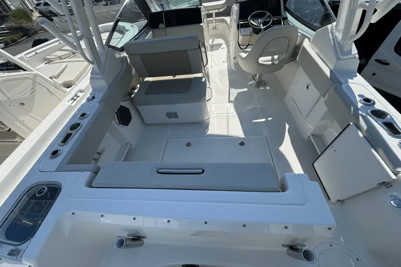 Slide: The Image of Boston Whaler 240 Vantage 2026 - 4