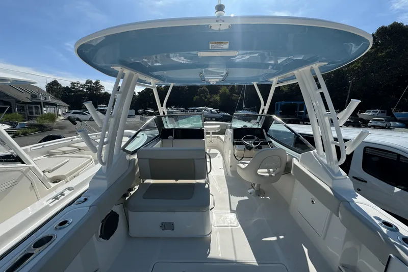 Slide: The Image of Boston Whaler 240 Vantage 2026 - 5