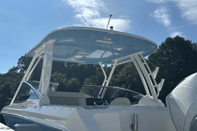 Slide: The Image of Boston Whaler 240 Vantage 2026 - 6