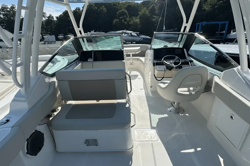 Slide: The Image of Boston Whaler 240 Vantage 2026 - 7