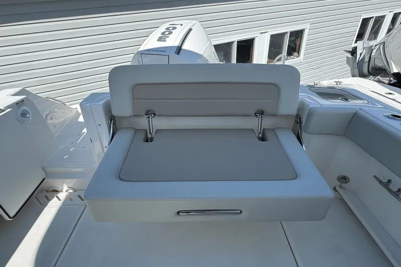 Slide: The Image of Boston Whaler 240 Vantage 2026 - 8