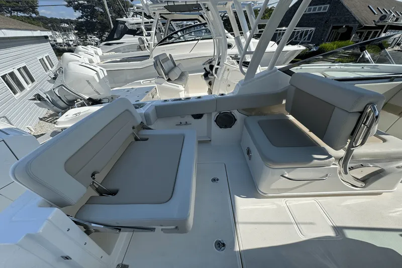 Slide: The Image of Boston Whaler 240 Vantage 2026 - 9