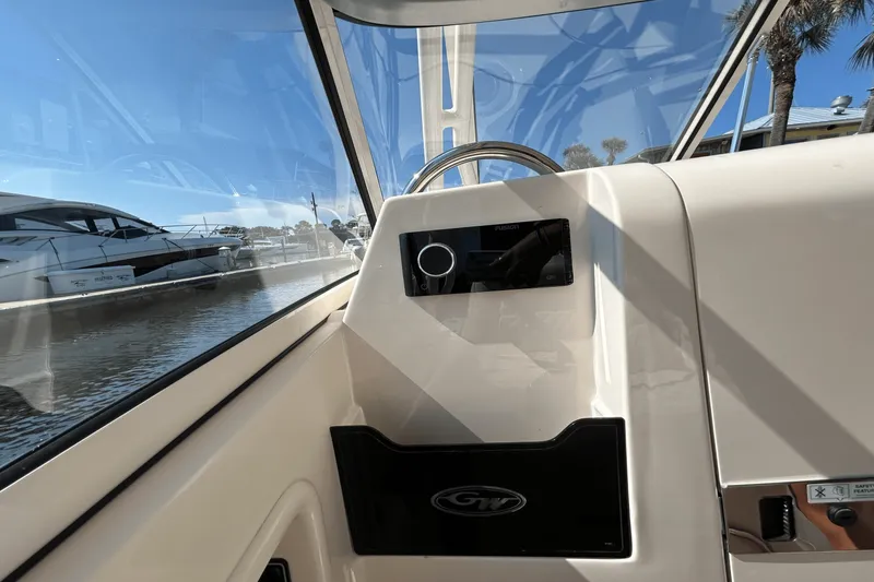 Slide: The Image of Grady-White Freedom 235 2026 - 15