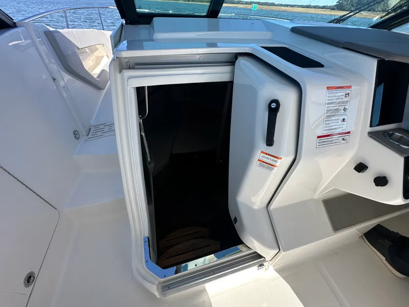 Slide: The Image of Sea Ray Sundancer 320 Outboard 2026 - 14