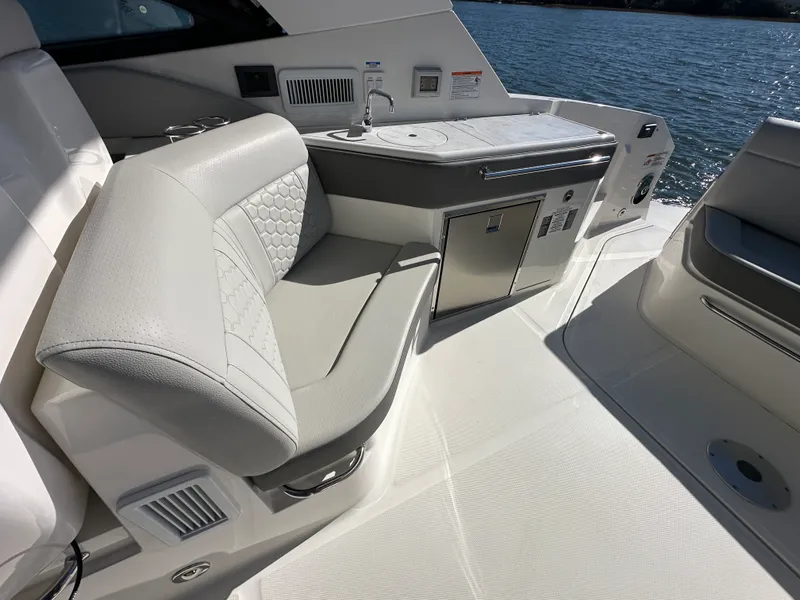 Slide: The Image of Sea Ray Sundancer 320 Outboard 2026 - 23