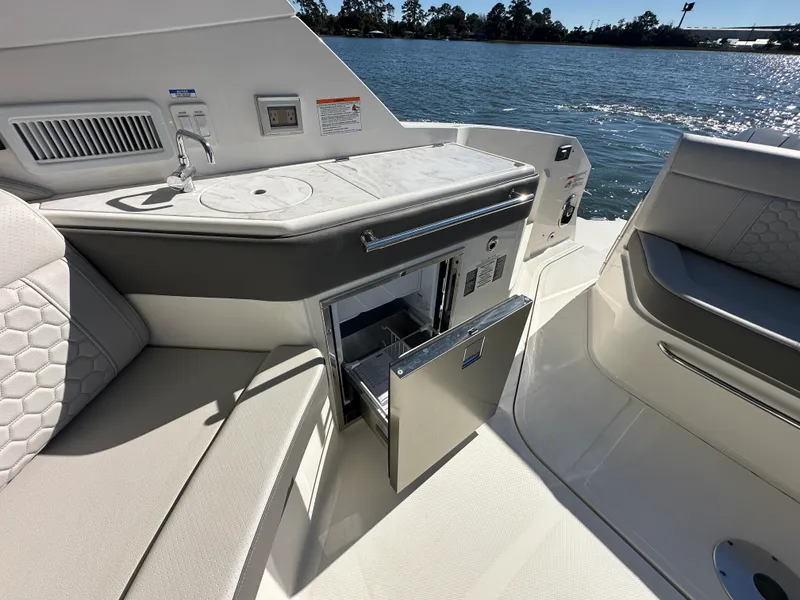 Slide: The Image of Sea Ray Sundancer 320 Outboard 2026 - 24